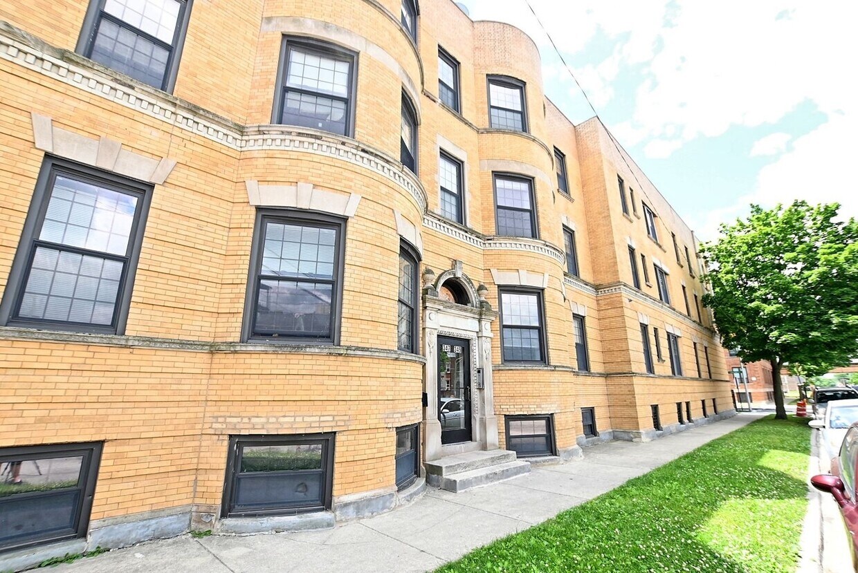 Foto principal - Large 2bed/1bath in Hot Bronzeville. ONE M...
