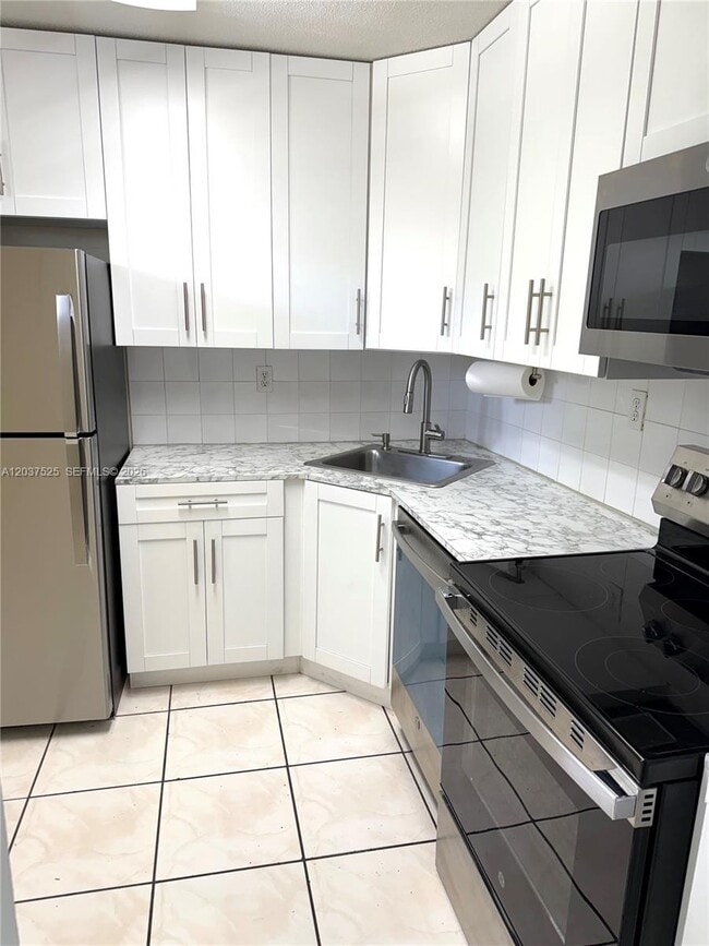 Building Photo - 9440 Fontainebleau Blvd