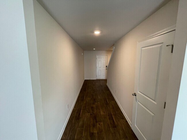 Foto del edificio - Complimentary Rent for a July ONLY Move in...