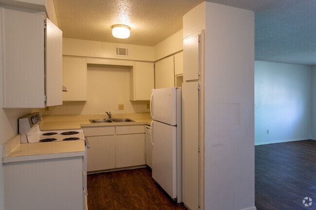 2BR, 1BA 643SF - La Villa Elms Apartments