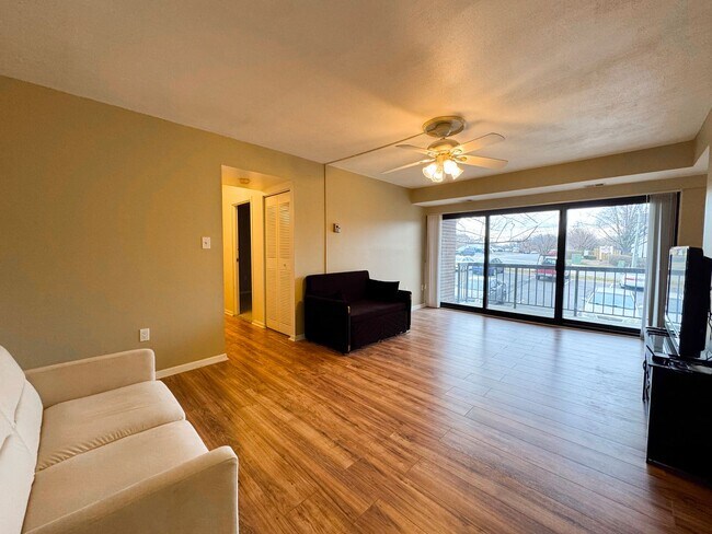 Foto del edificio - Sun-filled 1 Bed 1 Bath Condo With Balcony In Hawthorne Village