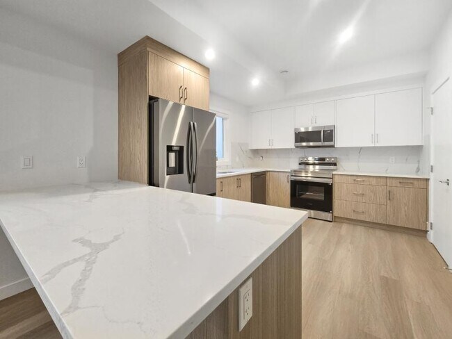 Building Photo - 3.0 bedroom in Calgary Alberta T3B 1K6