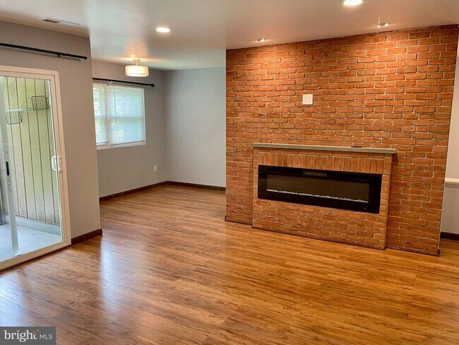 Foto del edificio - 506 Meadowview Ln
