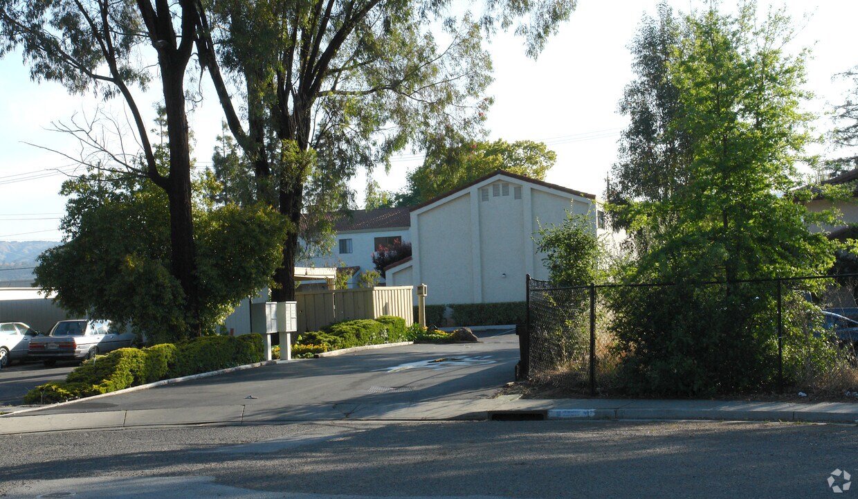 Building Photo - 200-220 Berry Ct