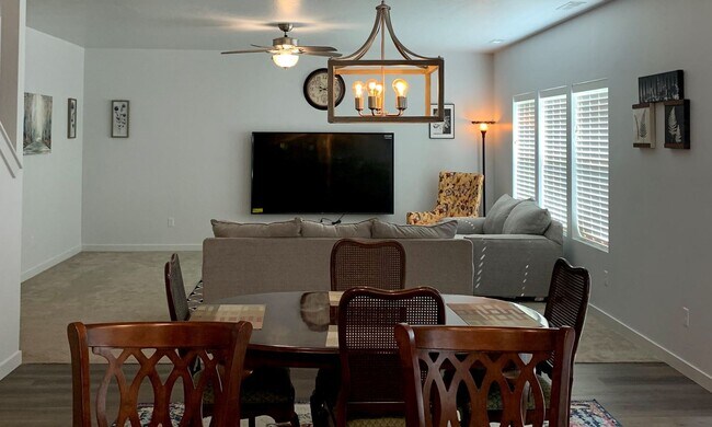 Foto del edificio - 4-bedroom dream home with a dedicated offi...