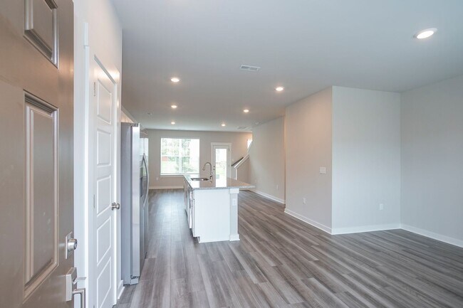 Foto del edificio - Beautiful 3 bed 2.5 bath townhome
