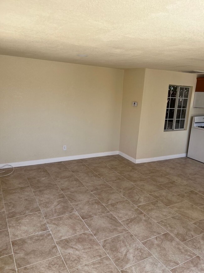 Building Photo - Beautiful 29 Palms Apartment