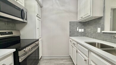 Building Photo - 1311 Antoine Dr
