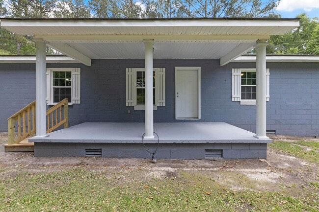 Building Photo - One Acre Lot Maple Hill Home For Rent!