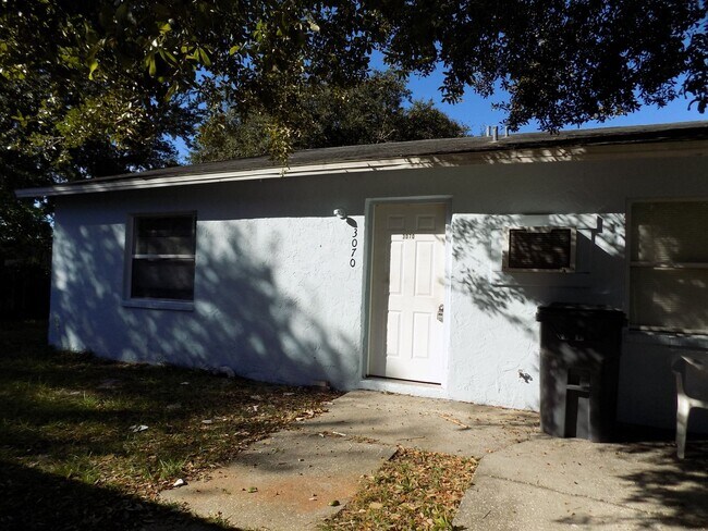 Building Photo - 2 Bedroom, 1 Bath Quadraplex Unit For Rent...