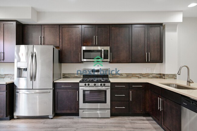 Foto del edificio - 2 BED & 2.5 BATH TOWNHOUSE FOR RENT