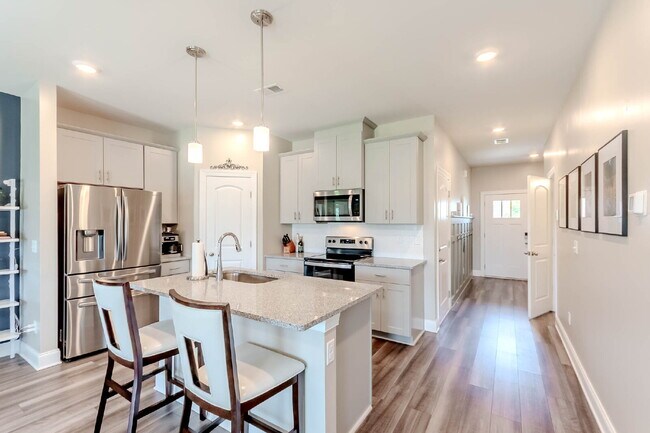 Foto del edificio - 3/2.5 Townhome w/ Garage. Great Location!