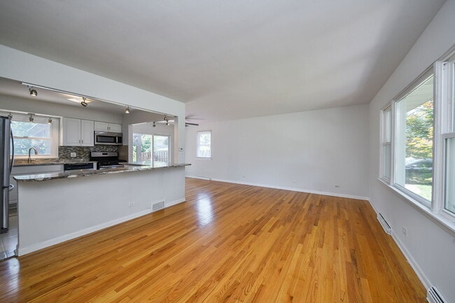 Building Photo - 36 Robin Hill Dr