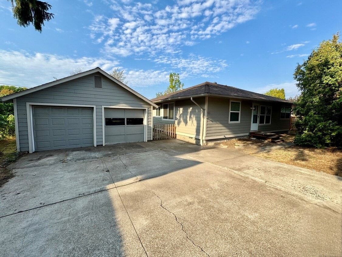 Primary Photo - Pet-Friendly Home Conveniently Located Nea...