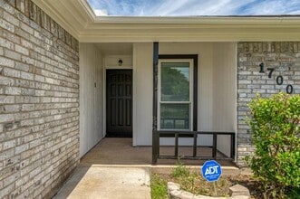 Building Photo - 1700 Willow Vale Dr