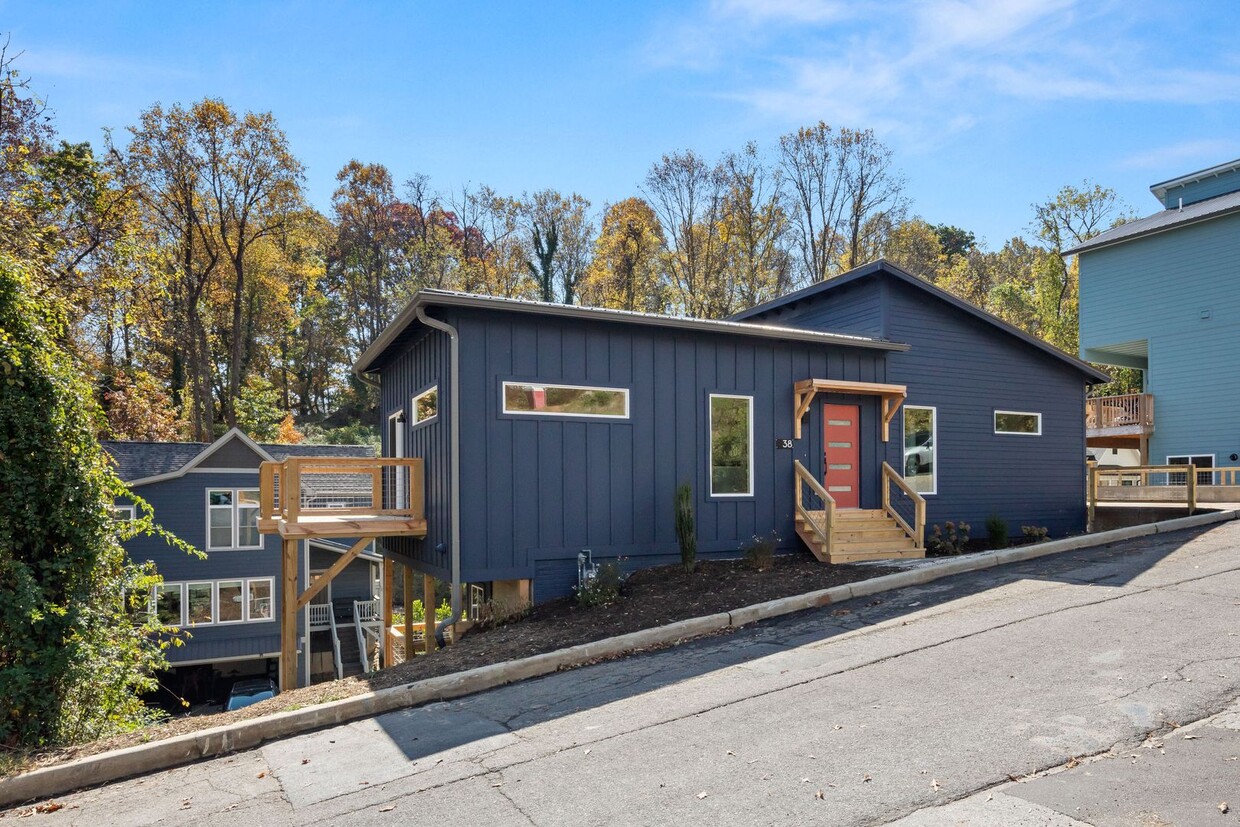 Foto principal - Gorgeous Modern Home between West AVL and ...