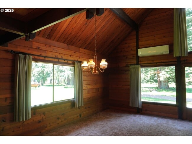Foto del edificio - Cedar Built Home on Acreage for Lease in La Center