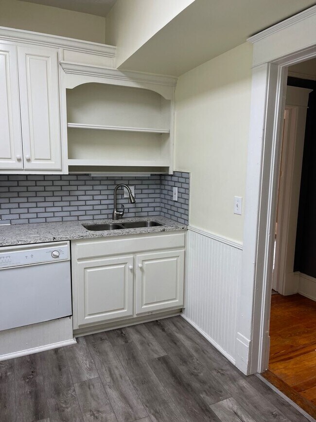 Foto del edificio - 890 N Highland Ave NE