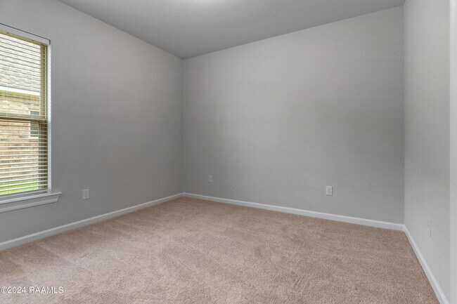 Foto del edificio - 215 Rocky Meadows Ln