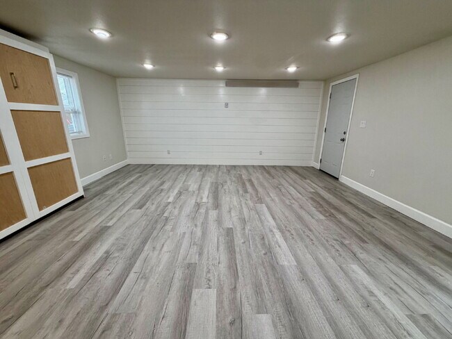 Building Photo - Large Updated Studio!