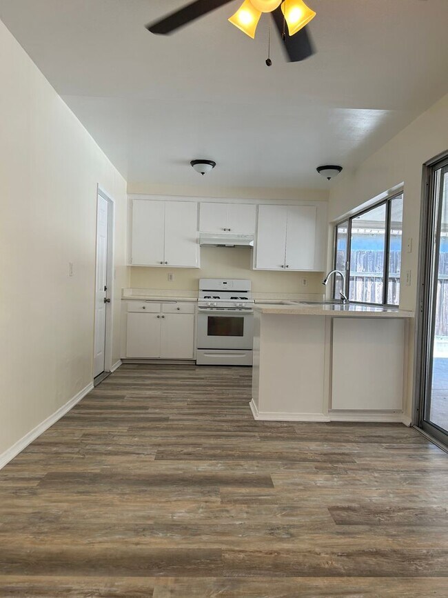 Building Photo - Spacious  4b bedroom house