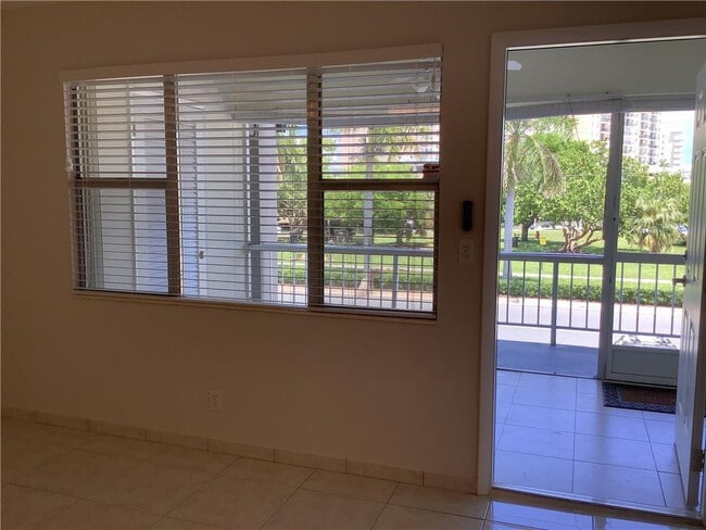 Foto del edificio - 300 Layne Blvd