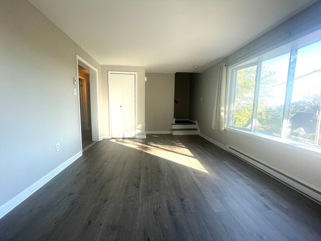 Building Photo - Updated 2 Bedroom  Townhouse