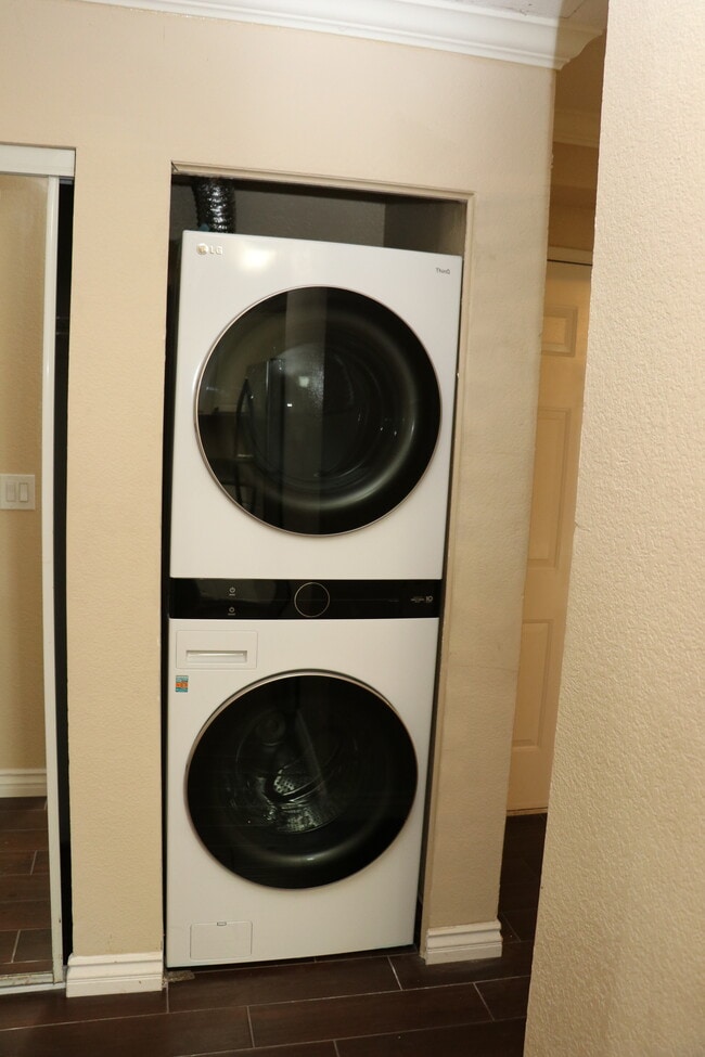 Full Size Washer/Dryer - 8889 Caminito Plaza Centro