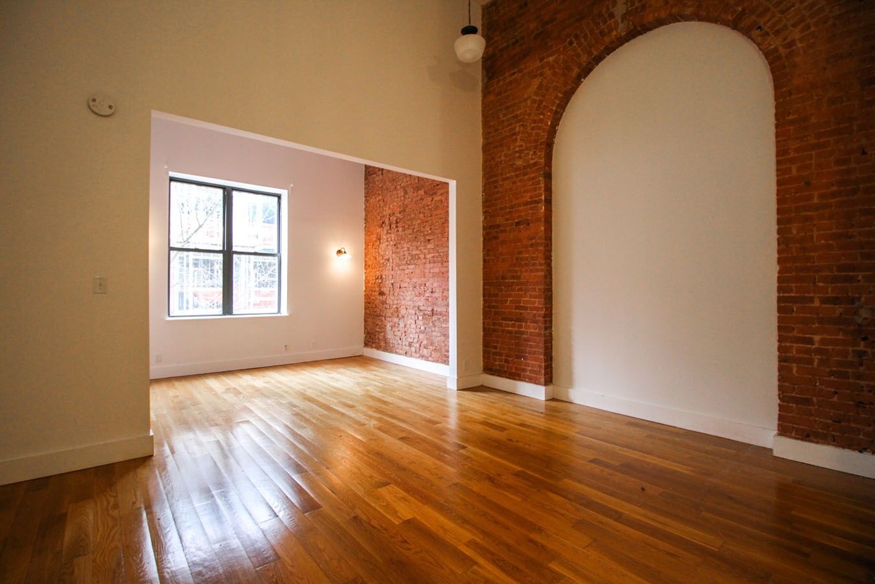 Foto principal - 949 Willoughby Ave