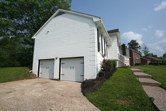 Building Photo - 411 Bromwell Dr