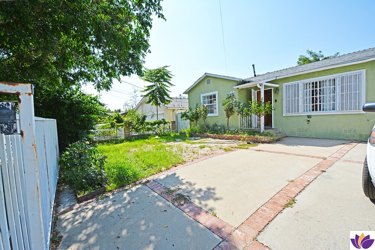 Primary Photo - 14115 Sayre St