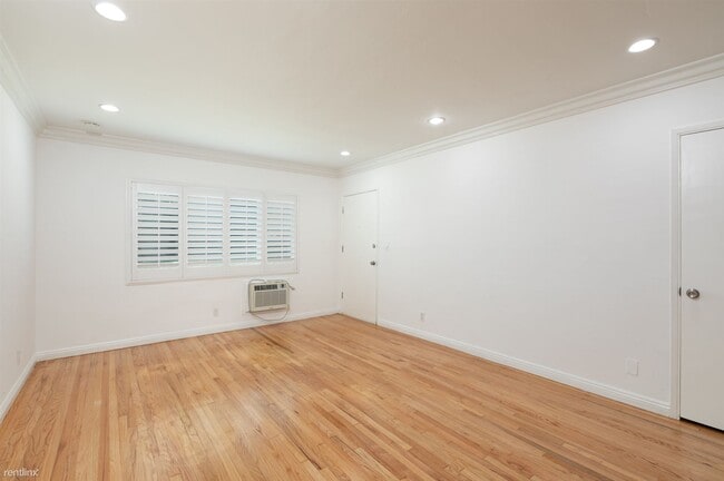 Building Photo - 2 br, 1 bath 4plex - 14619 Moorpark St 25