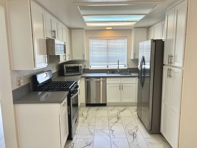 Building Photo - Updated Norwalk Townhome within Gated Comm...
