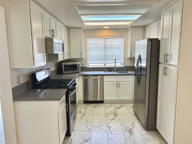 Foto del edificio - Updated Norwalk Townhome within Gated Comm...