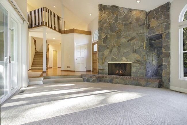 Building Photo - 3 Blackhawk Club Ct