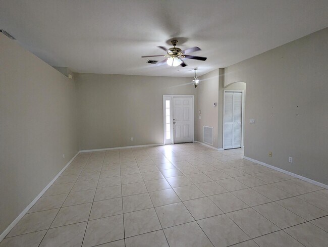 Foto del edificio - 589 Waverly Cir
