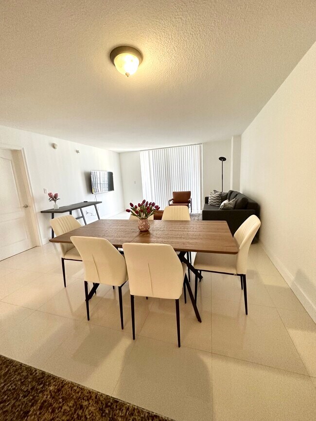 Building Photo - 1200 Brickell Bay Dr