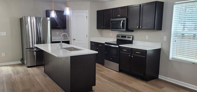 Building Photo - Like New- Immaculate 2-Story Home w/ 5 Bed...
