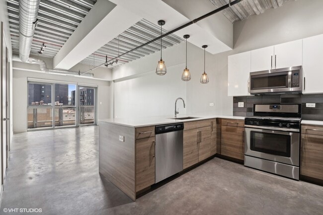 Building Photo - 1255 N Milwaukee Ave