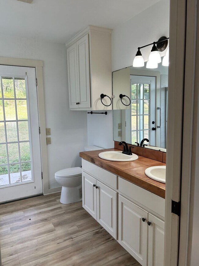 Foto del edificio - Country Living with Lake McQueeney Boat Ramp Access!
