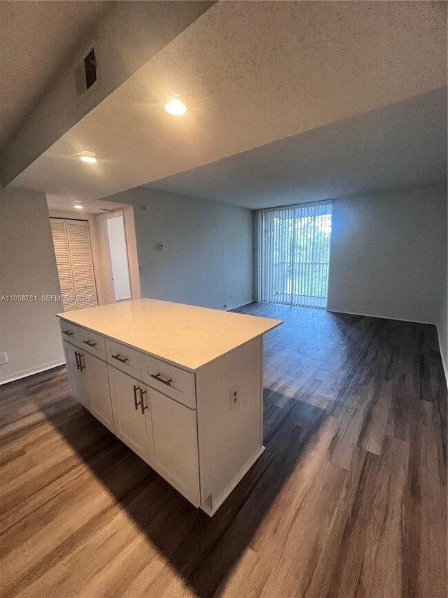 Foto del edificio - 4055 W McNab Rd