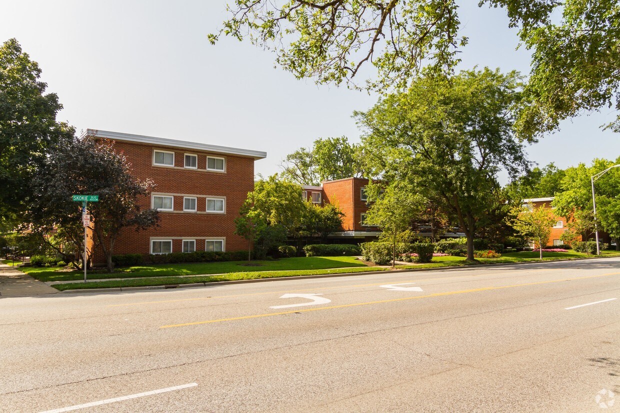 Garden House Apartments in Skokie, IL
