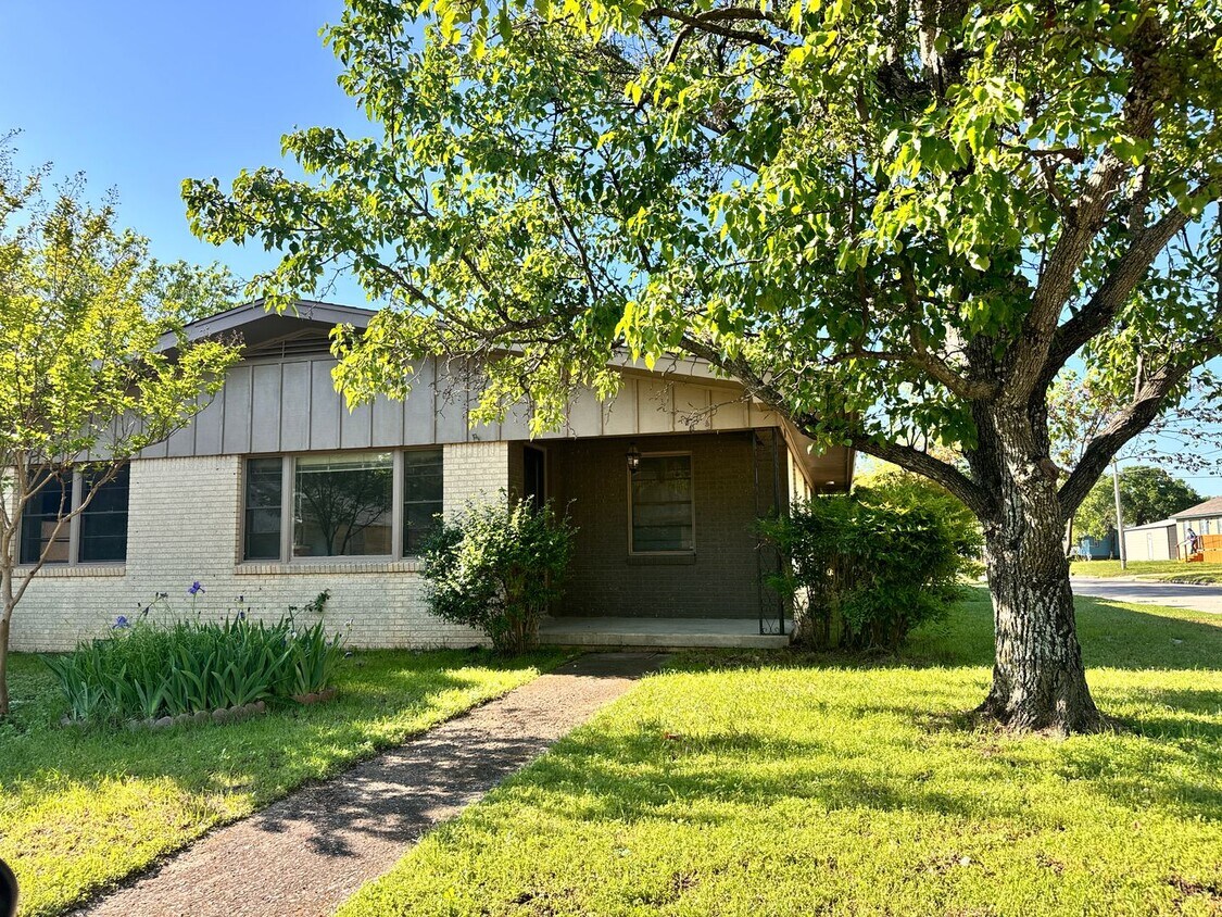 Foto principal - 4 Bedroom Updated Spacious Home!