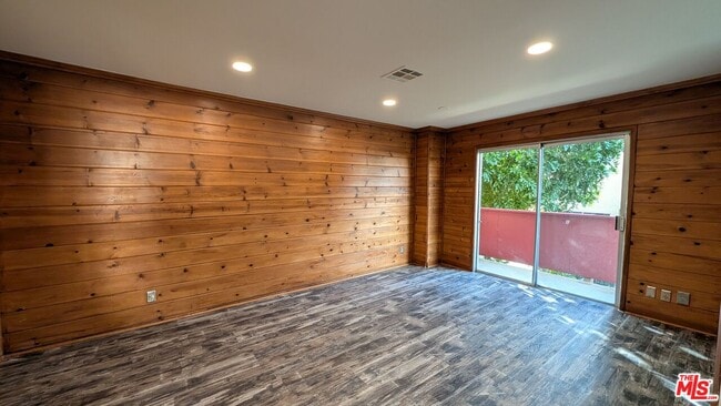 Building Photo - 7300 Lennox Ave