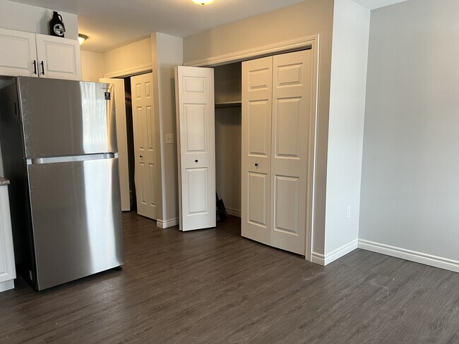 Building Photo - 304 Little Ave