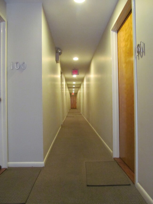 Building Photo - Contempory Bi-Level Apt. w/ Hardwood Floor...