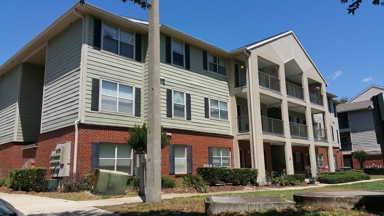 Foto principal - FOR RENT. 3 bedroom 2 bath second story condo