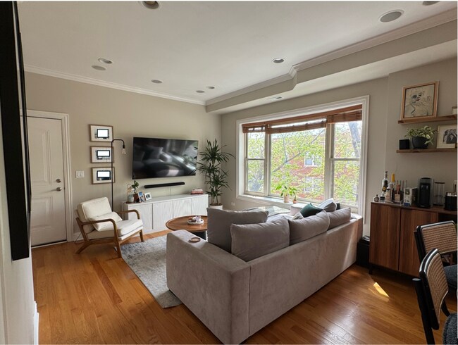 Foto del edificio - Roscoe Village, Sun-drenched and south-facing, 2-bedroom condo