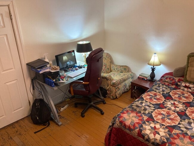 Desk - 209 Park Ter
