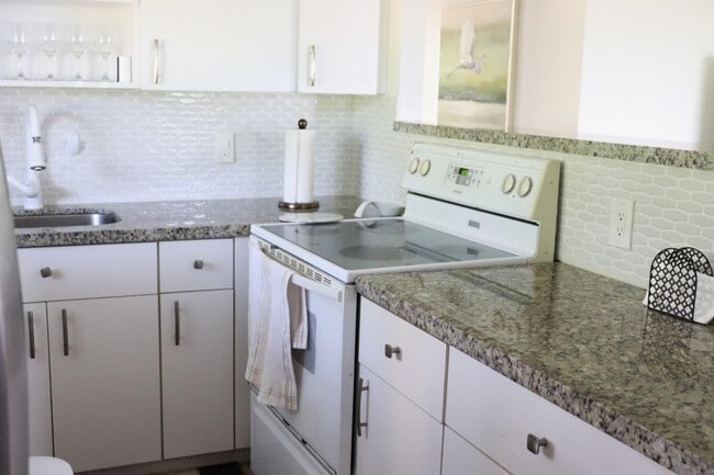 Building Photo - 1 Valencia A